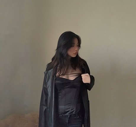 pipluptiny model naked galleries