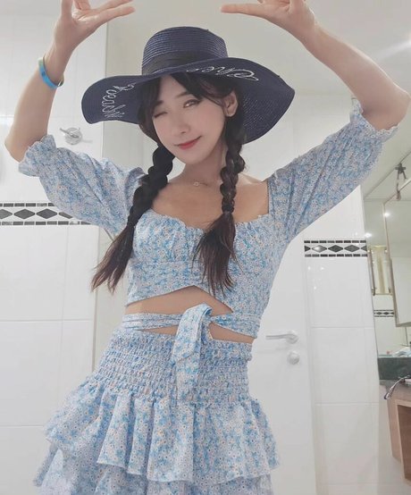 jinnytty beautiful model pic