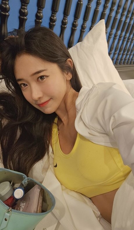 jinnytty model naked images