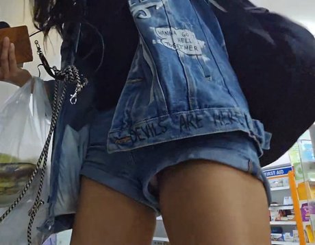 jinnytty model naked images