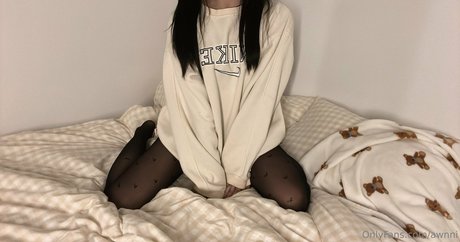 awnni naked actress img