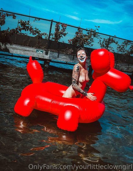 yourlittleclowngirl model beautiful pics