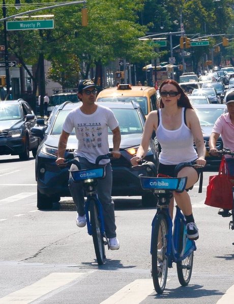 Sophie Turner pretty actress photos