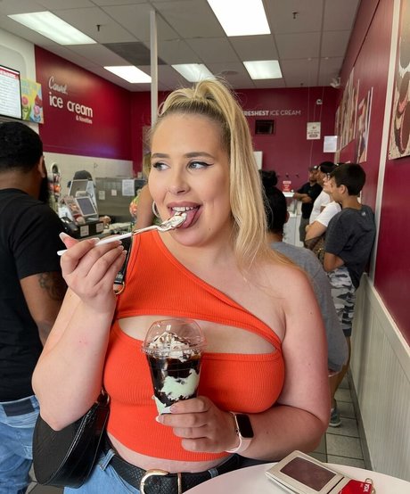 Sophie Turner hot actress pics