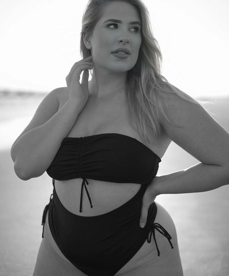 Sophie Turner model high quality picture