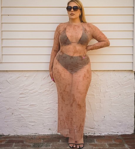 Sophie Turner model adult pic