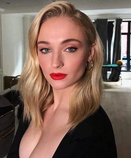 Sophie Turner sexy star pictures