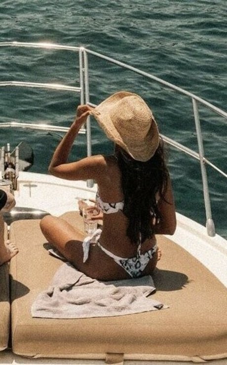 Ella Balinska model hd pics