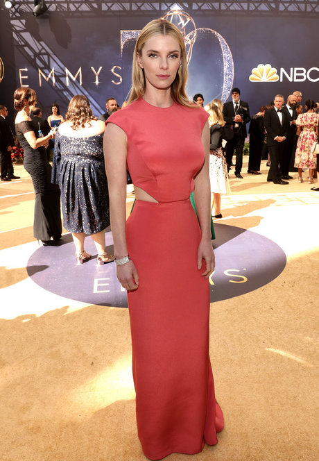 Betty Gilpin hot star img