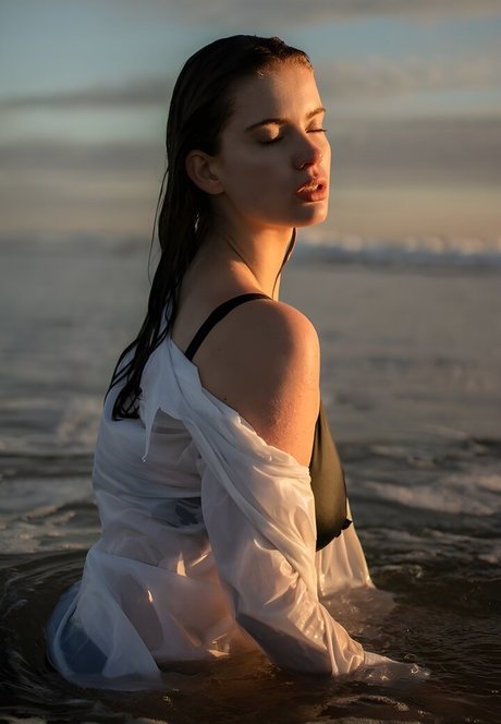 Benthe Ten Broek hd actress img