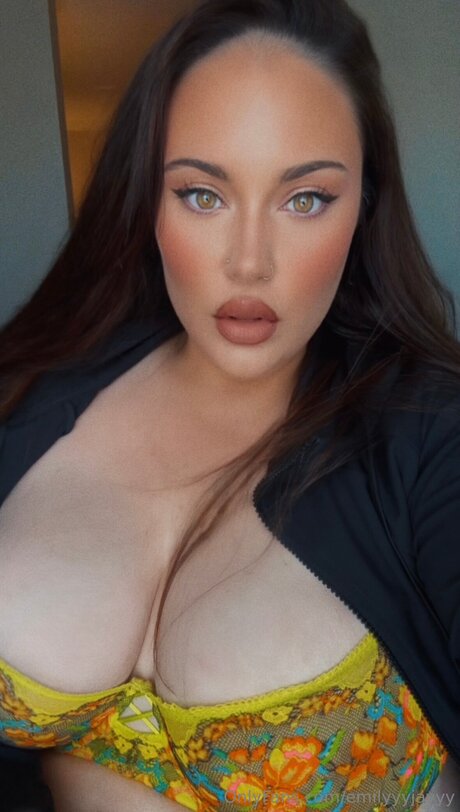 Emilyyyjayyy erotic model photo