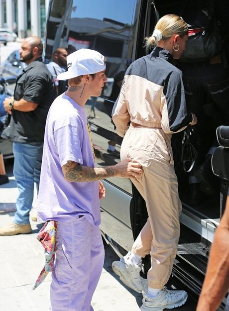 Hailey Baldwin Bieber model sex photo