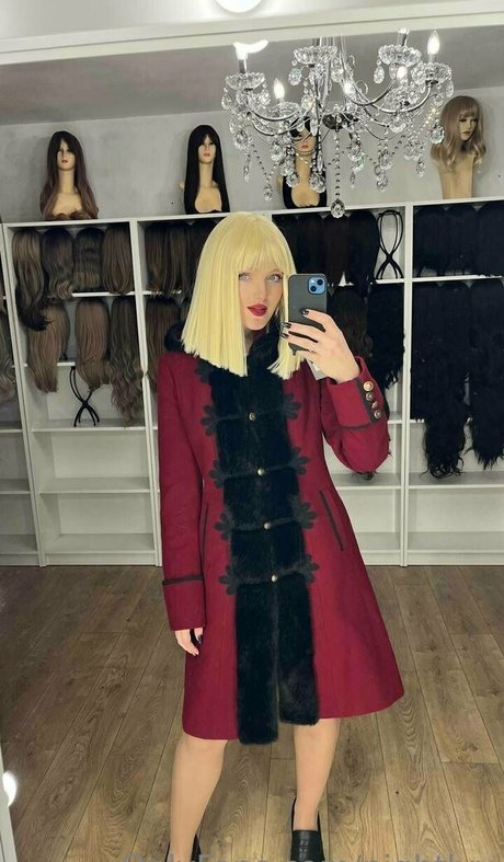 Nightlyy nude star photo