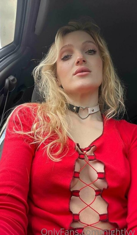 Nightlyy star top photo