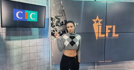 Laure Valee model beautiful img