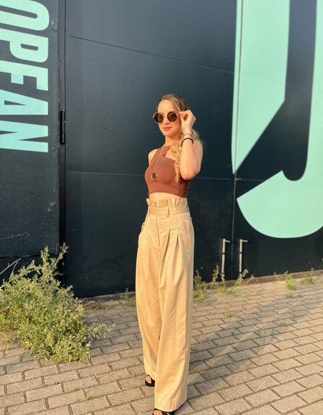 Laure Valee model art picture