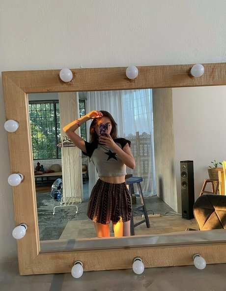 elanika model art gallery