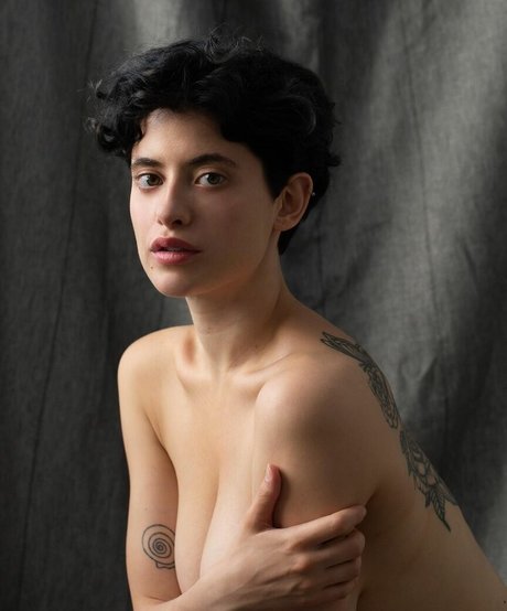 Anna Pittureri star nude archive