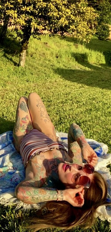 janine model high quality pic