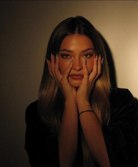 Madelyn Cline nude model gallery