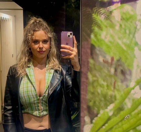 Jasmine Ramage star erotic photo