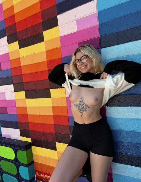 Emily Oram hot model image