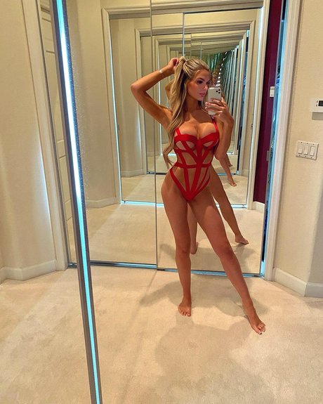 Kyra Belanger nude model pic