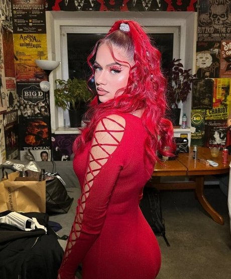 badmomzjay art model gallery