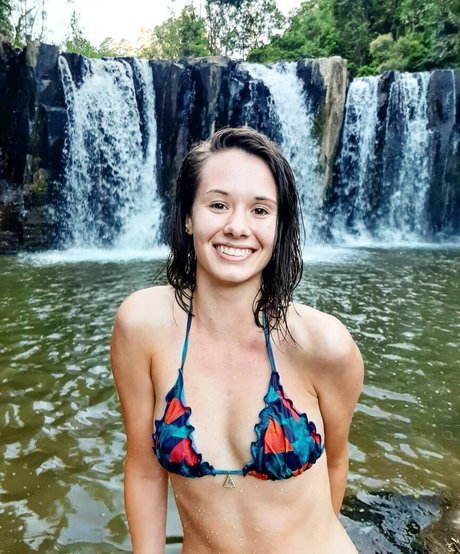 Julia K Barni pretty model img