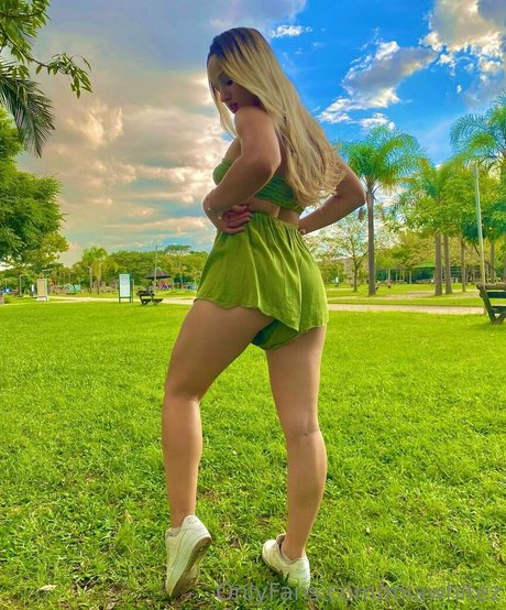 miawhitez pretty actress img