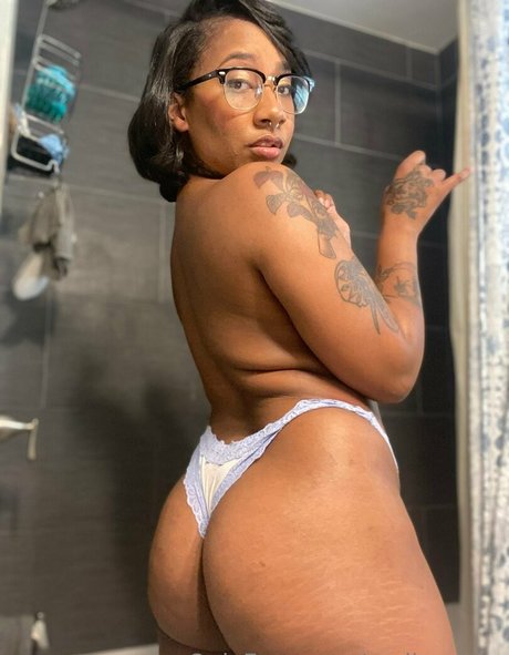 malicemiya model nude picture