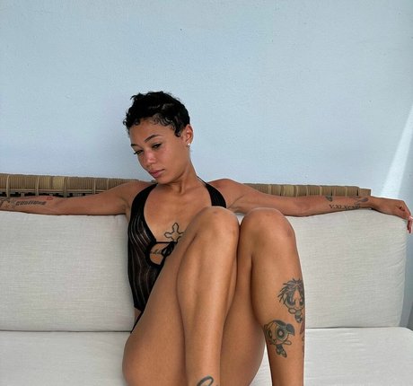 Coi Leray model top image