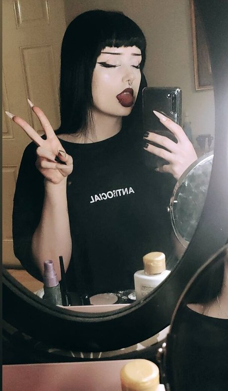 missdellavigne model naked image