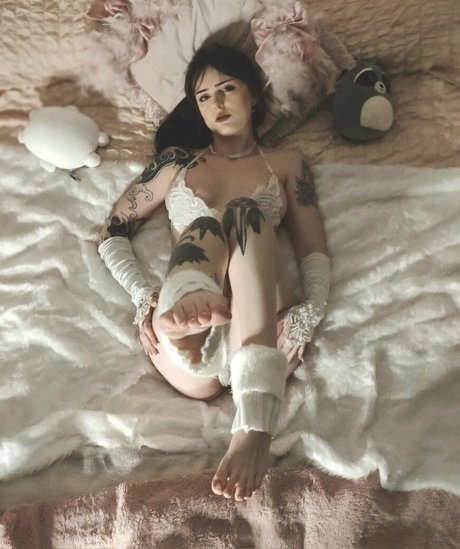 missdellavigne erotic model pic