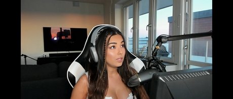 MichelleR nude model picture