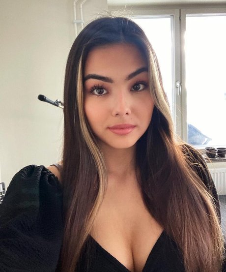 MichelleR star hot images