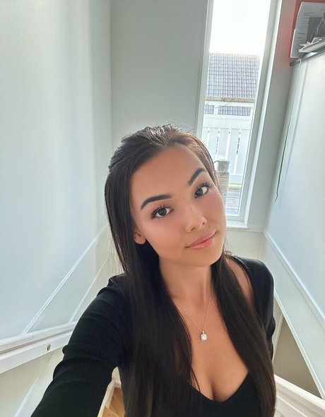 MichelleR model beautiful photo