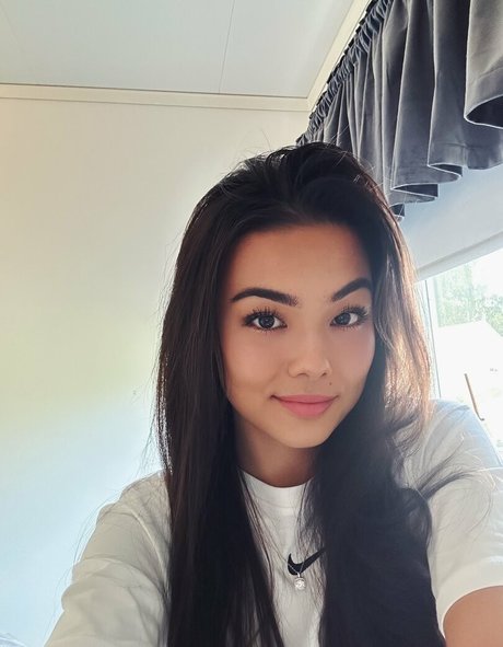 MichelleR model nice picture