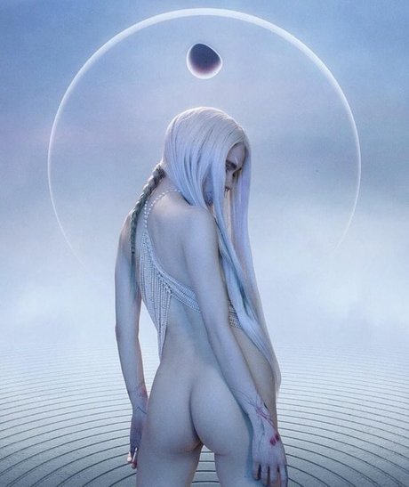 Grimes naked model photos