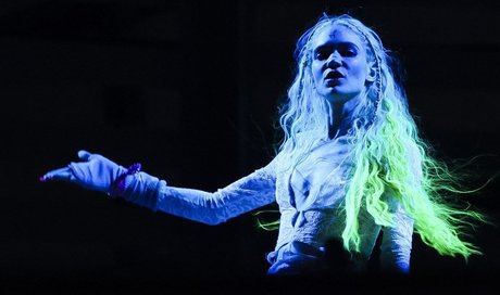 Grimes sexy model pics