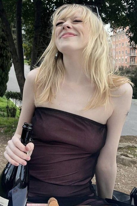 Amybeth McNulty model top image