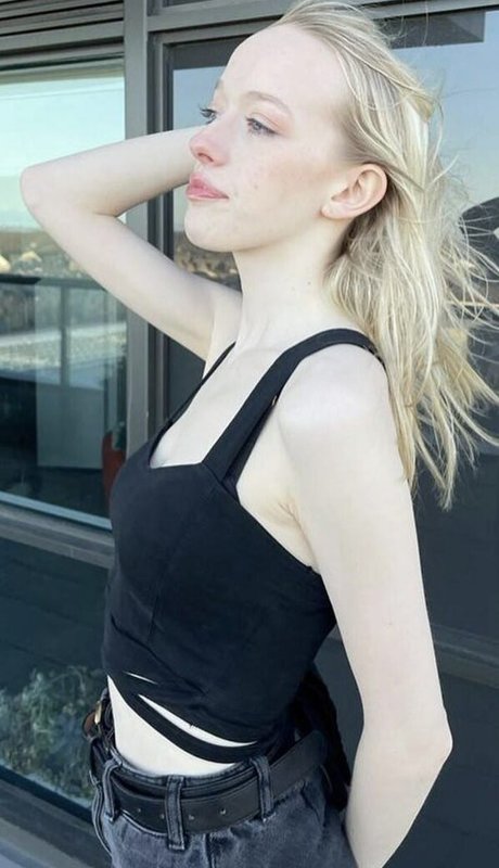 Amybeth McNulty nudes model picture