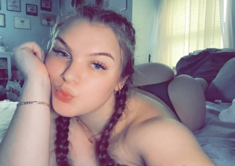 EmilyLittless pornstar adult pic