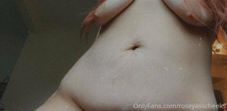 roseyasscheeks nude model pics