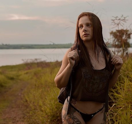 Emille Bee model pretty archive