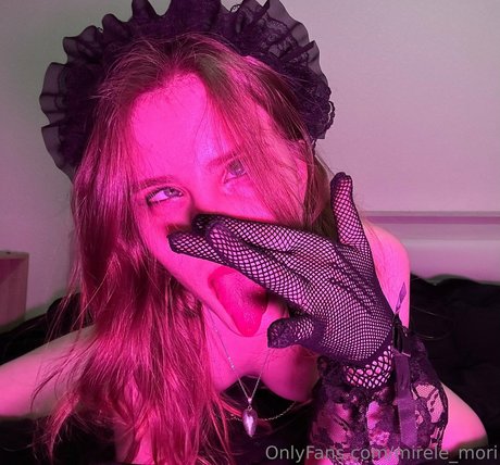 mirele mori model top image