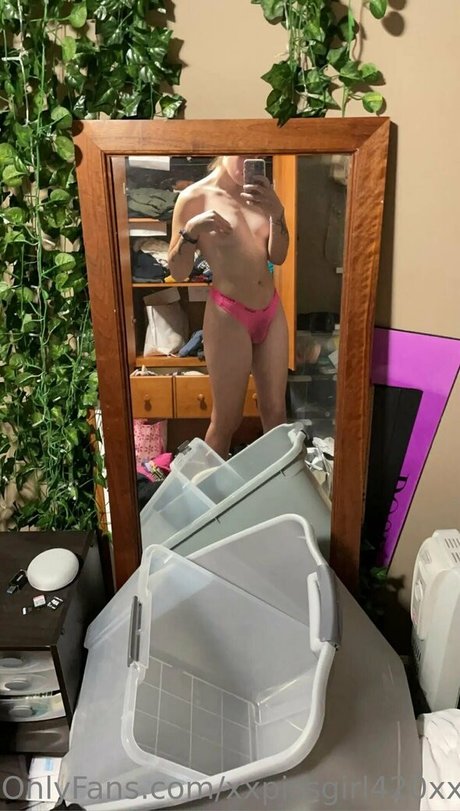 xxpissgirl420xx star image