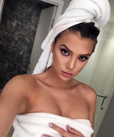 blowjob brunette onlyfans nude image