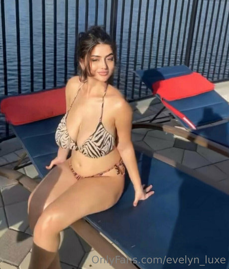 EvelynLuxe model nude galleries
