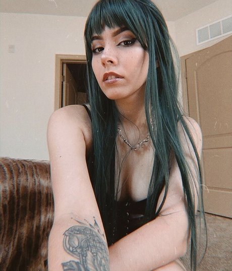 Luna Bloom hot model pics